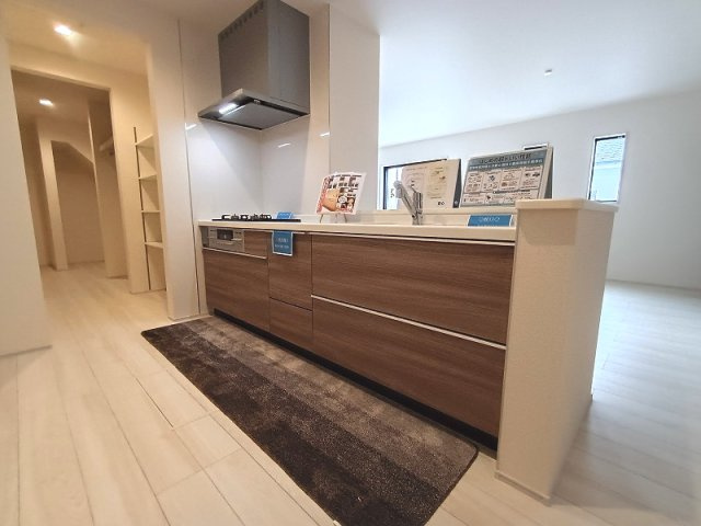 リーブルガーデン.Ｓ高崎江木町第12-1号棟のキッチン|現地撮影：キッチンからパントリー、ファミリークローゼットと回遊動線が便利