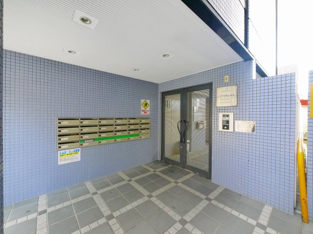 シティパレスやすらぎの道Ｐ６のエントランス|オートロック付きで安心。
