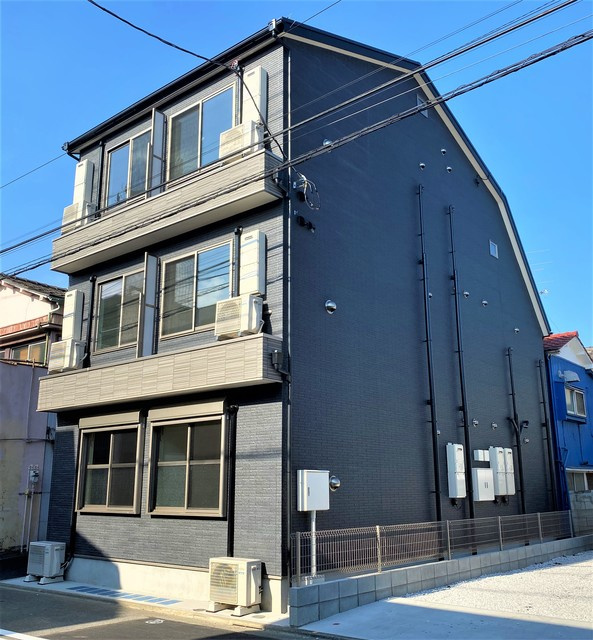 グランメゾン羽田の外観|2021年2月築　木造地上3階建て総戸数8戸の人気賃貸アパート！
東京都大田区羽田3丁目　京急空港線穴守稲荷駅徒歩7分