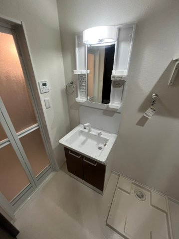 独立洗面化粧台が付いています
