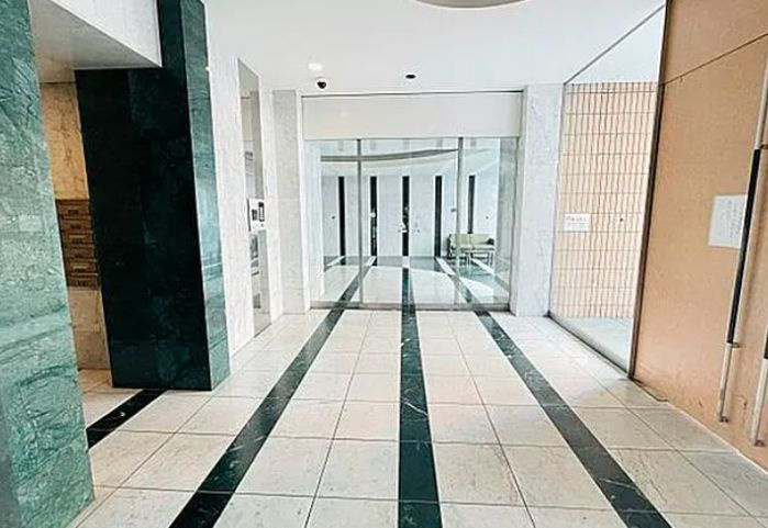 センチュリーハイツ御徒町モダニカのロビー|ゆとりのあるロビーです