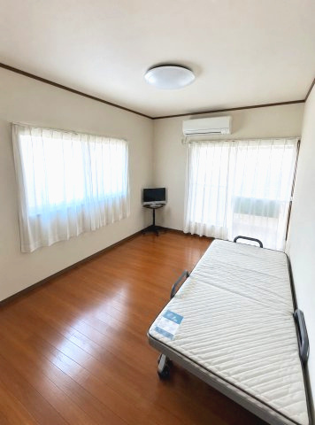 長尾台1丁目の洋室|光が沢山取り込める大きな窓。2面採光なので、日差しを長時間受ける事が出来る暖かいお部屋です。
