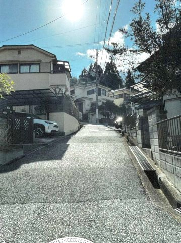 長尾台1丁目の前面道路含む現地写真|前道は陽当たり・風通しが良い幅員4ｍ
