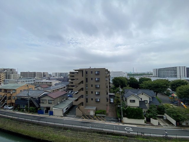ハイラーク戸田公園の展望|日当たりと通風に恵まれた気持ちの良い室内空間です。窓からの心地よい風と自然光が部屋全体を包み込み、一年を通して快適な暮らしを実現します。実際の陽気や開放感をぜひ現地にてご体感ください。
