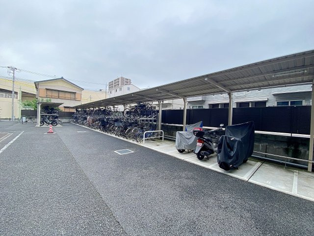 ハイラーク戸田公園の駐輪場|屋根付きで安心の駐輪場スペースを完備。大切な自転車を雨風や直射日光から守り、きれいな状態を長く保てます。毎日の通勤・通学、ちょっとしたお買い物など、自転車をご利用されるご家族にも安心です。
