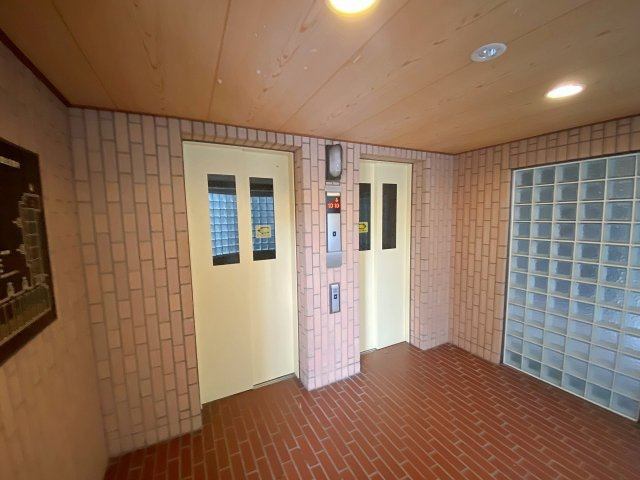 ハイラーク戸田公園のその他共用部分|快適な移動をサポートするエレベーターを完備。重い荷物を持っている際やお子様連れのお出かけ、車椅子での移動もスムーズで安心です。共用部も綺麗に維持管理されており、快適な住環境が保たれています。