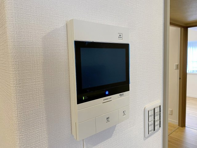 ハイラーク戸田公園のセキュリティ|来訪者の顔を室内からしっかり確認できるTVモニター付きインターホンを設置。不用意な対応を防ぎ、防犯面でも高い安心感を提供します。お子様のお留守番や女性の一人暮らしでも安心のセキュリティです。