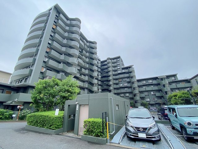 ハイラーク戸田公園の外観|落ち着きと気品を兼ね備えた魅力的な建物外観です。周囲の街並みや豊かな周辺環境とも美しく調和しており、住むほどに愛着が湧く佇まい。管理体制も良好で安心して長くお住まいいただけます。