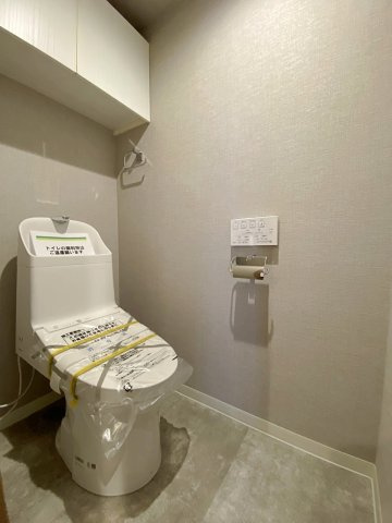 ハイラーク戸田公園のトイレ|快適な温水洗浄便座付きトイレへ新規交換いたしました。清潔感のあるスタイリッシュなデザインで、限られた空間でも圧迫感なく快適にお使いいただけます。毎日使う場所だからこそ衛生面にもこだわりました。