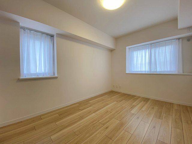 ハイラーク戸田公園の子供部屋|約6.2帖の広々とした洋室は、お子様のお部屋としても最適です。ベッドや勉強机を配置してもゆとりがあり、成長に合わせたレイアウト変更もスムーズ。明るく居心地の良いプライベート空間です。