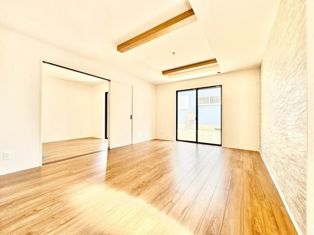 グラファーレ　尾張旭市城山町三ツ池１棟の居間・リビング|家族が自然と集まる広々としたリビング。お子様の成長を見守りながら過ごせます。