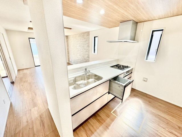 グラファーレ　尾張旭市城山町三ツ池１棟のキッチン|収納力に優れたキッチンで、家族の食事づくりも効率よく進められます。