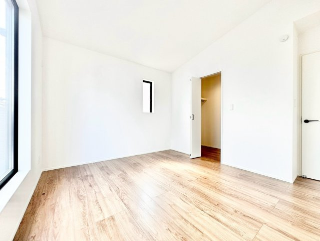 グラファーレ　尾張旭市城山町三ツ池１棟の洋室|収納も充実した主寝室で、夫婦のプライベート空間をゆったりと確保できます。
