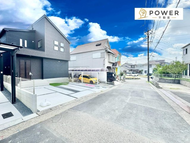 グラファーレ　尾張旭市城山町三ツ池１棟の前面道路含む現地写真|十分な幅が確保されており、車の出し入れもスムーズ。お子様の送り迎えなど、日常の動作も快適に行えます。