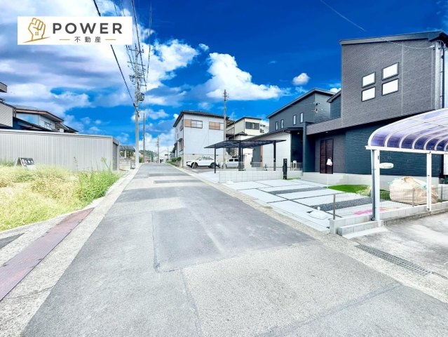 グラファーレ　尾張旭市城山町三ツ池１棟の前面道路含む現地写真|十分な幅が確保されており、車の出し入れもスムーズ。お子様の送り迎えなど、日常の動作も快適に行えます。