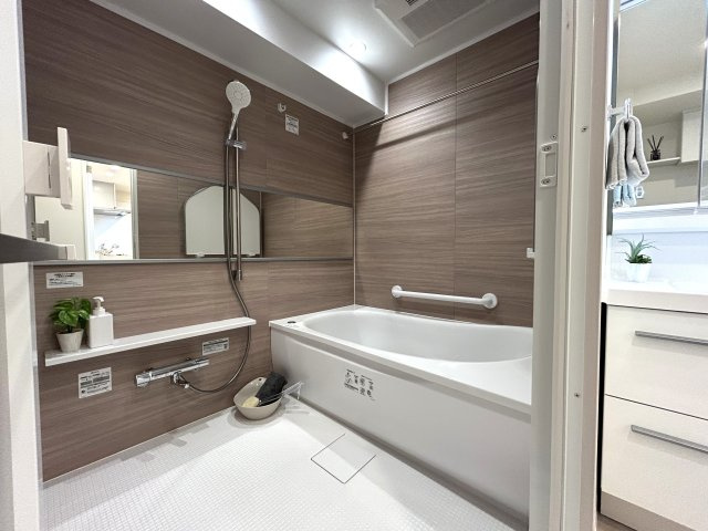家具付リノベマンション☆リノベされて生まれ変わったお部屋ですぐに始められる新生活♪エアコン付きが何気に嬉しい☆駅も学校もスーパーも近いのは超嬉しい♪【リノベ／ラフィネステージ横浜南】の浴室|きれいなお風呂です