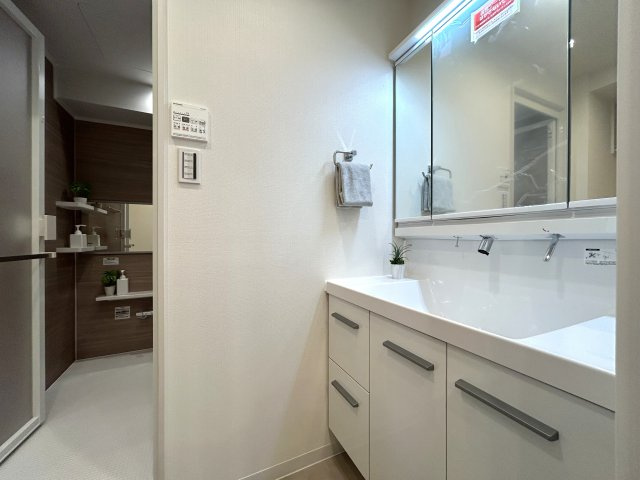 家具付リノベマンション☆リノベされて生まれ変わったお部屋ですぐに始められる新生活♪エアコン付きが何気に嬉しい☆駅も学校もスーパーも近いのは超嬉しい♪【リノベ／ラフィネステージ横浜南】の独立洗面台|独立洗面台、朝の身支度には欠かせません
