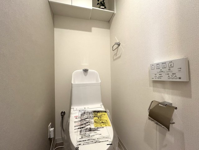 家具付リノベマンション☆リノベされて生まれ変わったお部屋ですぐに始められる新生活♪エアコン付きが何気に嬉しい☆駅も学校もスーパーも近いのは超嬉しい♪【リノベ／ラフィネステージ横浜南】のトイレ|シンプルで使いやすいトイレです