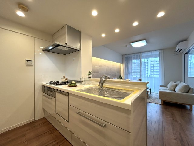 家具付リノベマンション☆リノベされて生まれ変わったお部屋ですぐに始められる新生活♪エアコン付きが何気に嬉しい☆駅も学校もスーパーも近いのは超嬉しい♪【リノベ／ラフィネステージ横浜南】のキッチン|お料理しやすいキッチンです