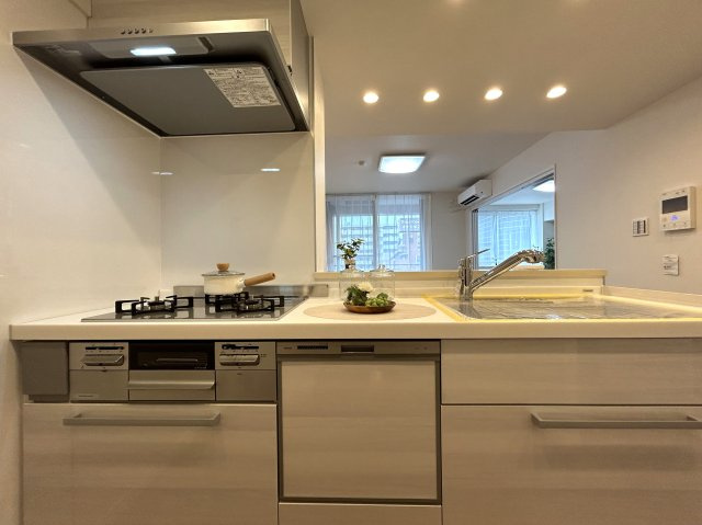 家具付リノベマンション☆リノベされて生まれ変わったお部屋ですぐに始められる新生活♪エアコン付きが何気に嬉しい☆駅も学校もスーパーも近いのは超嬉しい♪【リノベ／ラフィネステージ横浜南】のキッチン|きれいなキッチンです