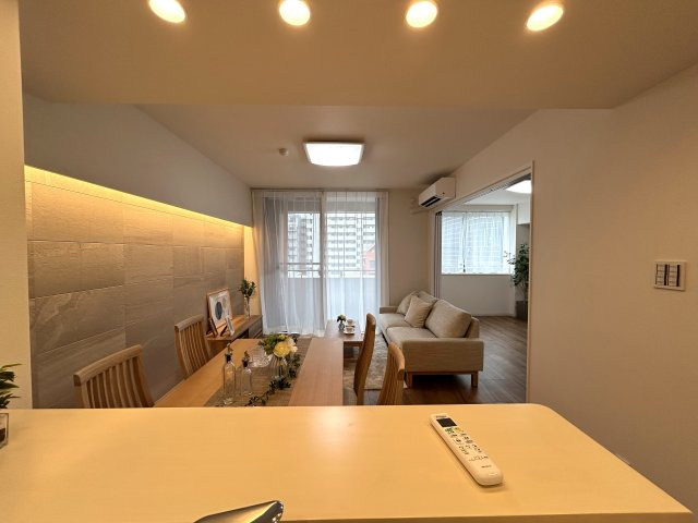 家具付リノベマンション☆リノベされて生まれ変わったお部屋ですぐに始められる新生活♪エアコン付きが何気に嬉しい☆駅も学校もスーパーも近いのは超嬉しい♪【リノベ／ラフィネステージ横浜南】の居間・リビング|ゆったりとしたリビングです