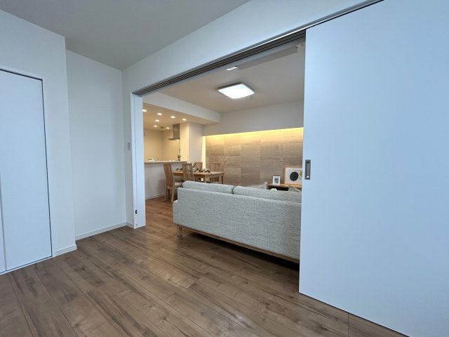 家具付リノベマンション☆リノベされて生まれ変わったお部屋ですぐに始められる新生活♪エアコン付きが何気に嬉しい☆駅も学校もスーパーも近いのは超嬉しい♪【リノベ／ラフィネステージ横浜南】の洋室|落ち着いた色調の洋室です