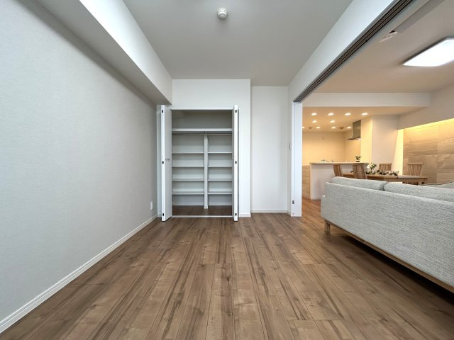 家具付リノベマンション☆リノベされて生まれ変わったお部屋ですぐに始められる新生活♪エアコン付きが何気に嬉しい☆駅も学校もスーパーも近いのは超嬉しい♪【リノベ／ラフィネステージ横浜南】の洋室|使い勝手のいい洋室です