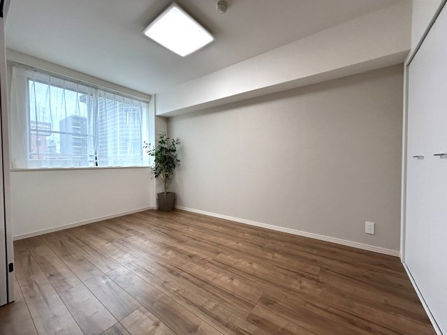 家具付リノベマンション☆リノベされて生まれ変わったお部屋ですぐに始められる新生活♪エアコン付きが何気に嬉しい☆駅も学校もスーパーも近いのは超嬉しい♪【リノベ／ラフィネステージ横浜南】の洋室|個人の部屋や寝室として使える洋室です