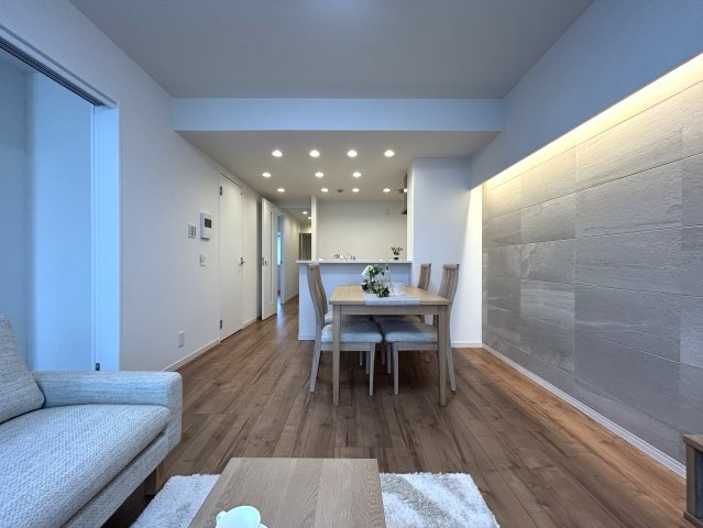 家具付リノベマンション☆リノベされて生まれ変わったお部屋ですぐに始められる新生活♪エアコン付きが何気に嬉しい☆駅も学校もスーパーも近いのは超嬉しい♪【リノベ／ラフィネステージ横浜南】の居間・リビング|使いやすい居間です