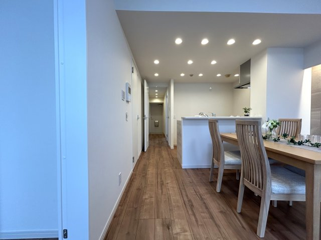 家具付リノベマンション☆リノベされて生まれ変わったお部屋ですぐに始められる新生活♪エアコン付きが何気に嬉しい☆駅も学校もスーパーも近いのは超嬉しい♪【リノベ／ラフィネステージ横浜南】の居間・リビング|使いやすい居間です