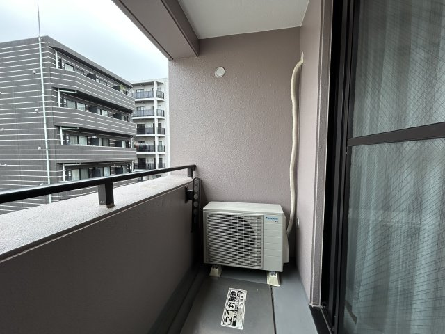 家具付リノベマンション☆リノベされて生まれ変わったお部屋ですぐに始められる新生活♪エアコン付きが何気に嬉しい☆駅も学校もスーパーも近いのは超嬉しい♪【リノベ／ラフィネステージ横浜南】のバルコニー|陽当たり良好なバルコニーです