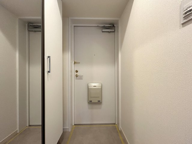 家具付リノベマンション☆リノベされて生まれ変わったお部屋ですぐに始められる新生活♪エアコン付きが何気に嬉しい☆駅も学校もスーパーも近いのは超嬉しい♪【リノベ／ラフィネステージ横浜南】の玄関|シンプルで使いやすい玄関です
