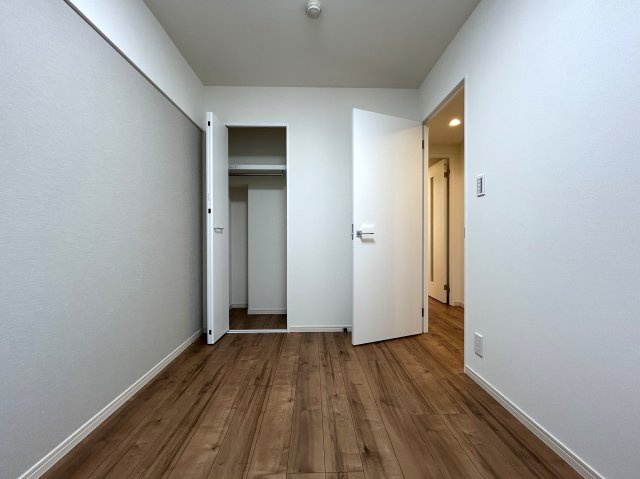 家具付☆リノベされて生まれ変わったお部屋ですぐに始められる新生活♪エアコン付きが何気に嬉しい☆駅も学校もスーパーも近いのは超嬉しい♪【ラフィネステージ横浜南】リノベーションの洋室|個人の部屋や寝室として使える洋室です