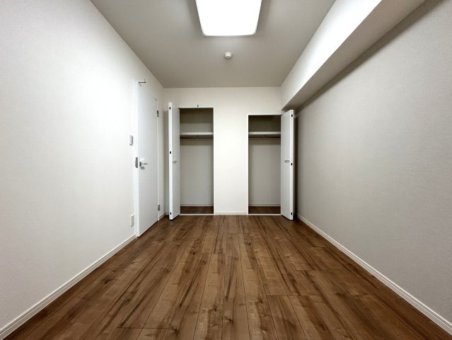 家具付リノベマンション☆リノベされて生まれ変わったお部屋ですぐに始められる新生活♪エアコン付きが何気に嬉しい☆駅も学校もスーパーも近いのは超嬉しい♪【リノベ／ラフィネステージ横浜南】の洋室|落ち着いた色調の洋室です