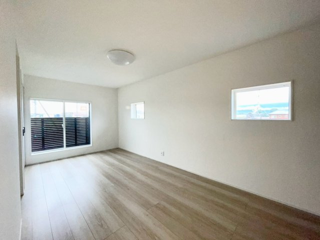安曇野市三郷温の洋室|日当たり風通しともに良好！明るく朝を迎えられるつくりになっています♪