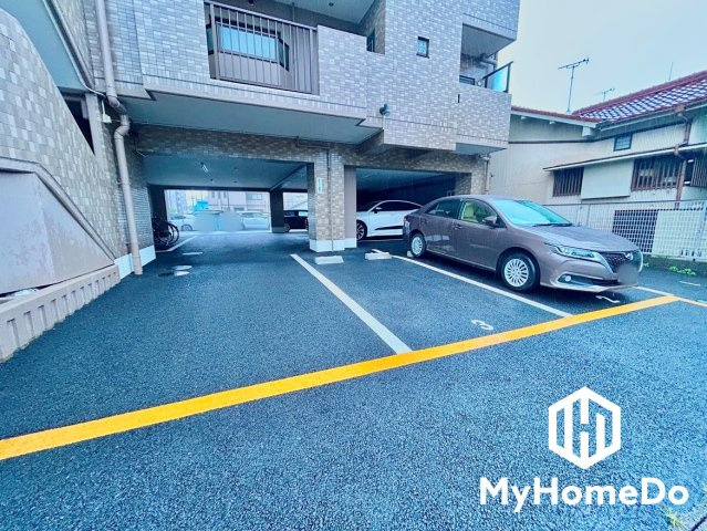 シャトー乙輪の駐車場