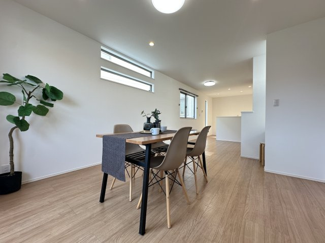 戸塚区平戸5丁目　中古戸建の居間・リビング|大きく開いた窓からは、明るい陽射しが射し込み風も良く抜けるので心地良い空間になってます。