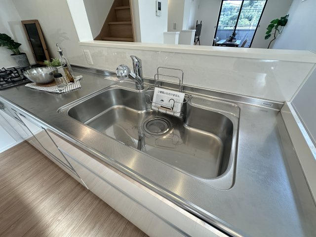 戸塚区平戸5丁目　中古戸建のキッチン|耐久性にも優れているシンクは、ワークトップとの一体でお手入れにしやすさが魅力的です。