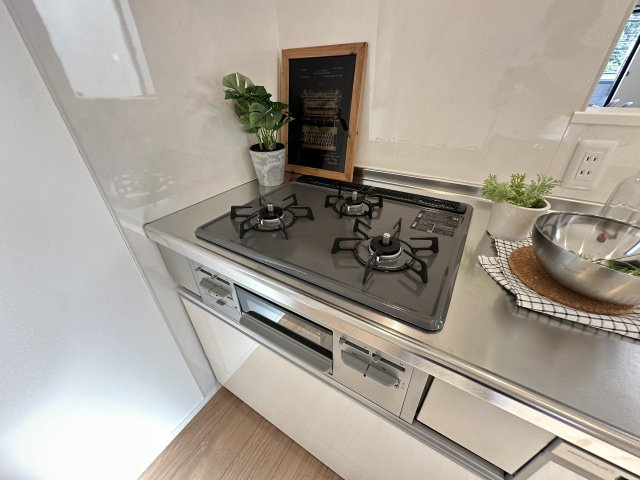 戸塚区平戸5丁目　中古戸建のキッチン|ガラストップのコンロは油汚れに強いのでお料理後のお掃除も楽々！