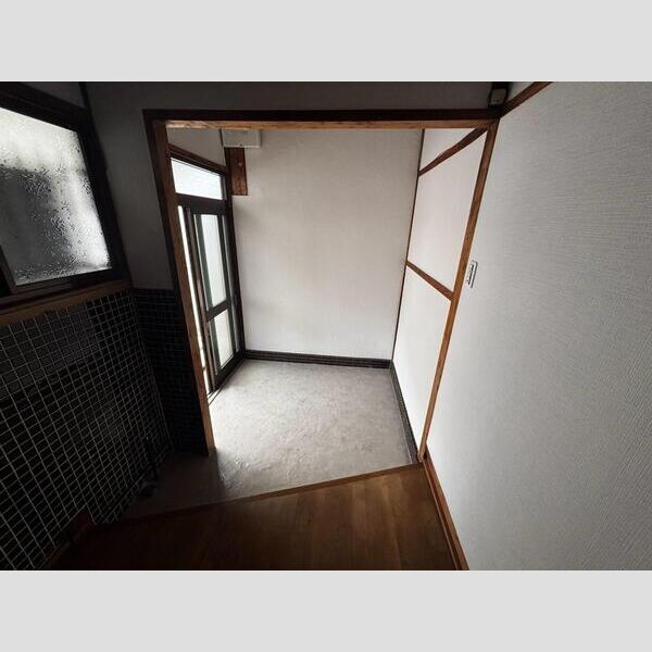 東高松1丁目戸建の玄関