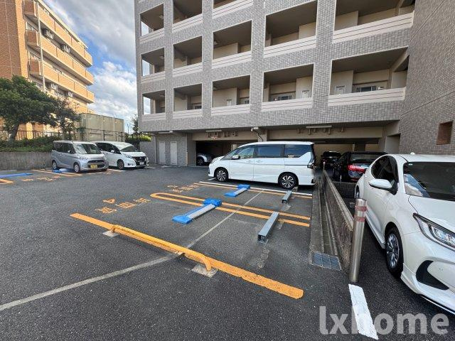 パルプラザ茨木の駐車場|車をお持ちの方に嬉しい駐車場付きの物件です