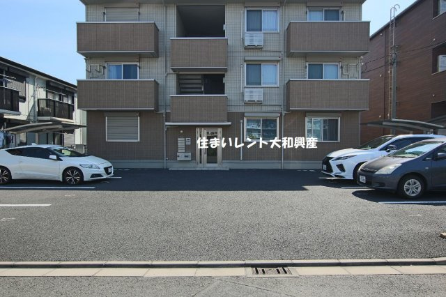 ブライトガーデン新磯野の駐車場