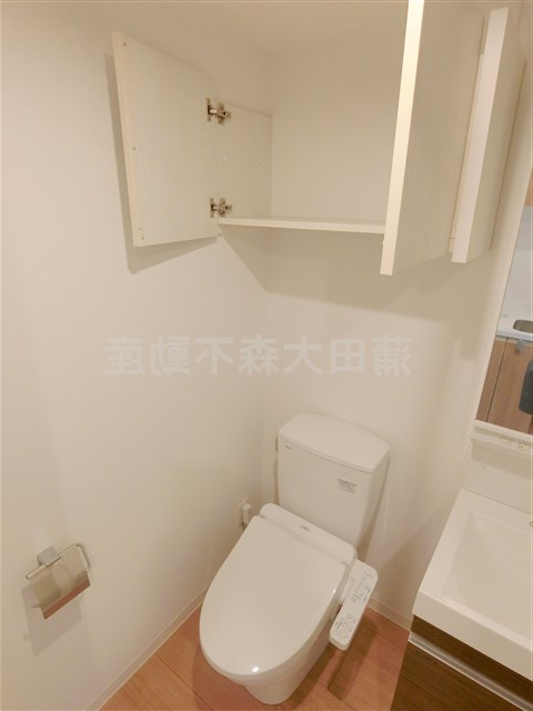 DeLCCS梅屋敷のトイレ|棚収納と温水洗浄便座付きのトイレ