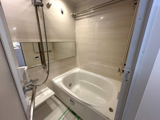 最上階×南西向き住戸で陽当たり・眺望良好なリノベーションマンション☆天気の良い日は富士山も望めます♪室内はライティングの綺麗な内装に生まれ変わり☆誰が見てもうっとりです//な【ベイサイトコート横浜】の浴室|日々の疲れを癒すお風呂付です