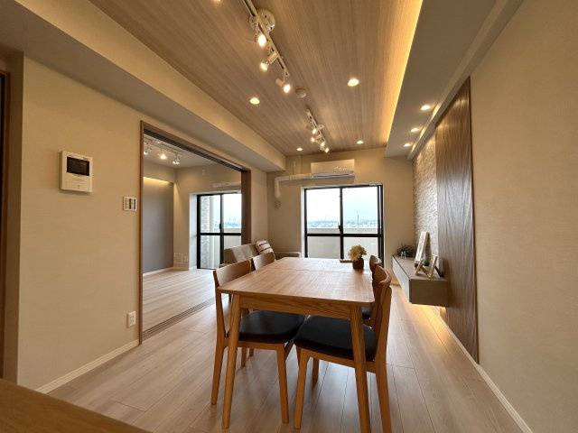 最上階×南西向き住戸で陽当たり・眺望良好なリノベーションマンション☆天気の良い日は富士山も望めます♪室内はライティングの綺麗な内装に生まれ変わり☆誰が見てもうっとりです//な【ベイサイトコート横浜】の居間・リビング|使いやすいリビングです