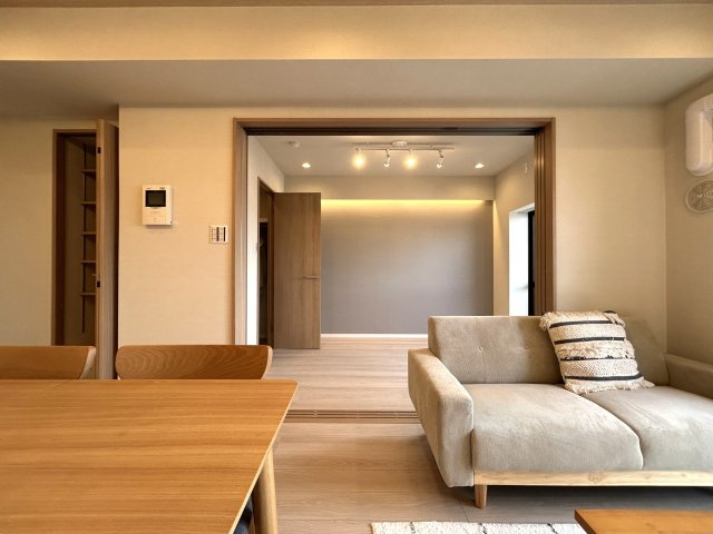 最上階×南西向き住戸で陽当たり・眺望良好なリノベーションマンション☆天気の良い日は富士山も望めます♪室内はライティングの綺麗な内装に生まれ変わり☆誰が見てもうっとりです//な【ベイサイトコート横浜】の居間・リビング|使いやすい居間です