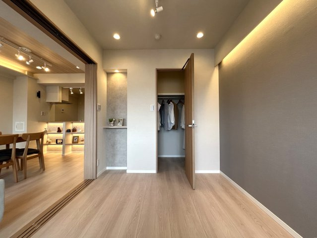 最上階×南西向き住戸で陽当たり・眺望良好なリノベーションマンション☆天気の良い日は富士山も望めます♪室内はライティングの綺麗な内装に生まれ変わり☆誰が見てもうっとりです//な【ベイサイトコート横浜】の洋室|明るい洋室です