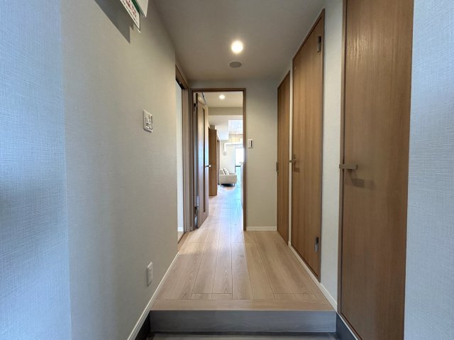最上階×南西向き住戸で陽当たり・眺望良好なリノベマンション☆天気の良い日は富士山も望めます♪室内はライティングの綺麗な内装に生まれ変わり☆誰が見てもうっとりです//な【リノベ／ベイサイトコート横浜】の玄関|明るい玄関です