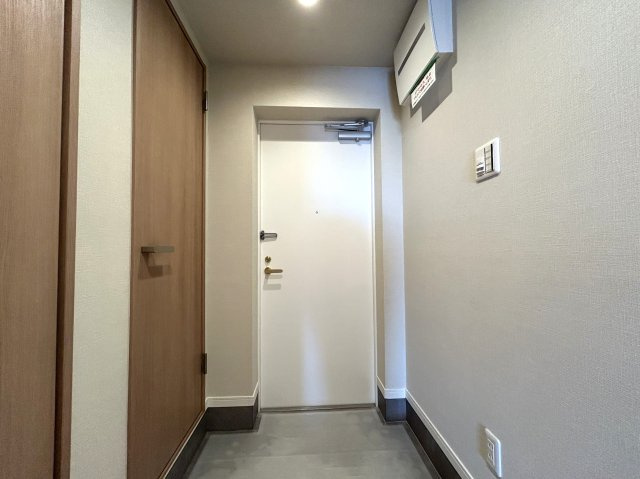 最上階×南西向き住戸で陽当たり・眺望良好なリノベーションマンション☆天気の良い日は富士山も望めます♪室内はライティングの綺麗な内装に生まれ変わり☆誰が見てもうっとりです//な【ベイサイトコート横浜】の玄関|明るい玄関です