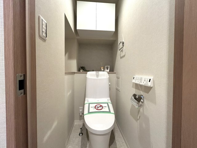 最上階×南西向き住戸で陽当たり・眺望良好なリノベマンション☆天気の良い日は富士山も望めます♪室内はライティングの綺麗な内装に生まれ変わり☆誰が見てもうっとりです//な【リノベ／ベイサイトコート横浜】のトイレ|トイレもきれいです